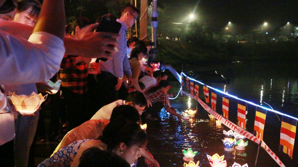 Lễ Vu lan báo hiếu ở Hoà Bình: Tấm lòng của những người con với bông hồng cài áo xuc dong be gai 3 tuoi cai hoa mau hong len nguc trong le vu lan bao hieu
