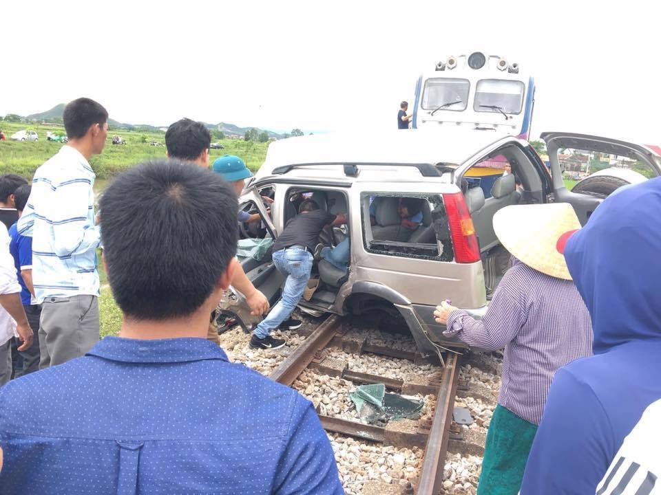 di thap huong ram thang 7 o to bi tau hoa tong truc dien 4 nguoi thuong vong
