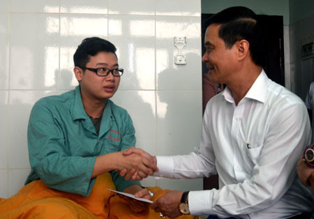 chong san phu goi 15 nguoi den hanh hung bac si bi phat 9 thang tu