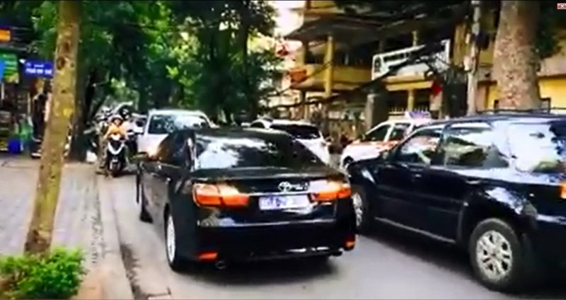 ha noi xe bien xanh bi xe bien trang bat lui lai vi lan lan di nguoc chieu