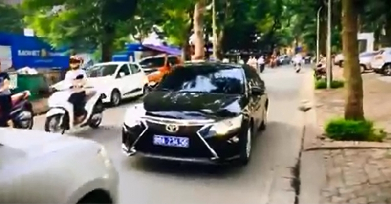 ha noi xe bien xanh bi xe bien trang bat lui lai vi lan lan di nguoc chieu