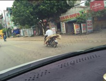 Xôn xao hình ảnh xe máy chở đồ nghi là thi thể người
