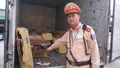 Bị phát hiện xe chở gỗ lậu, hối lộ CSGT không thành
