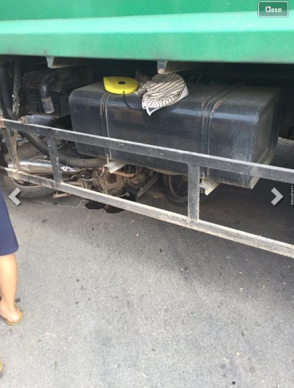 xe rac cuon xe may vao gam 1 nguoi tu vong