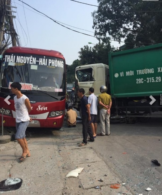 xe rac cuon xe may vao gam 1 nguoi tu vong