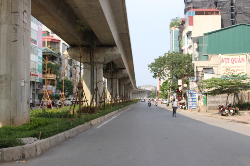 ha noi ly giai viec trong cay xanh duoi gam duong sat tren cao