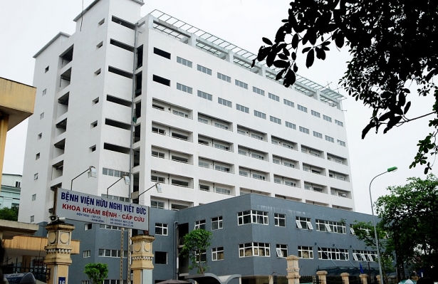 nguoi nha benh nhan to bac si o bv viet duc hoan lich mo vi khong co tien lot tay