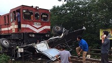 Hà Nội: Xe tải băng qua đường ngang dân sinh bị tàu hỏa tông 'nát bươm'