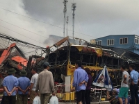 dang chay lon gan kcn tan binh hang tram canh sat duoc huy dong ung cuu