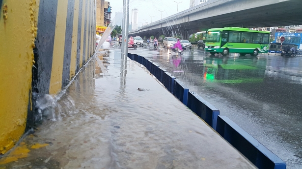 hi huu chan tru cau duong sat cat linh ha dong bat ngo phun nuoc xoi xa