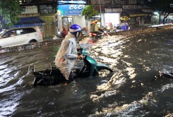 Nhiều tuyến đường Sài Gòn ngập nặng do mưa lớn