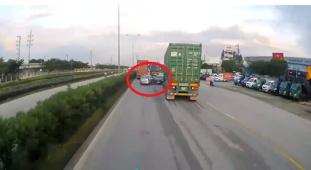 nong tren mang xa hoi ba xe dung do dan mang dau dau tim thu pham