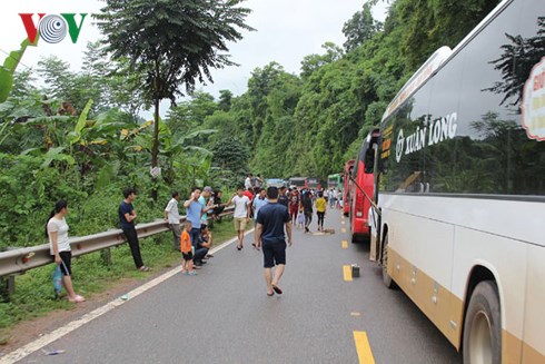 mua lu o son la nhieu nguoi dan khong the ve que dip nghi le