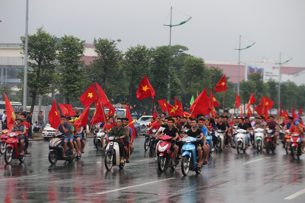nguoi ham mo doi noc o to don doi tuyen u23 viet nam
