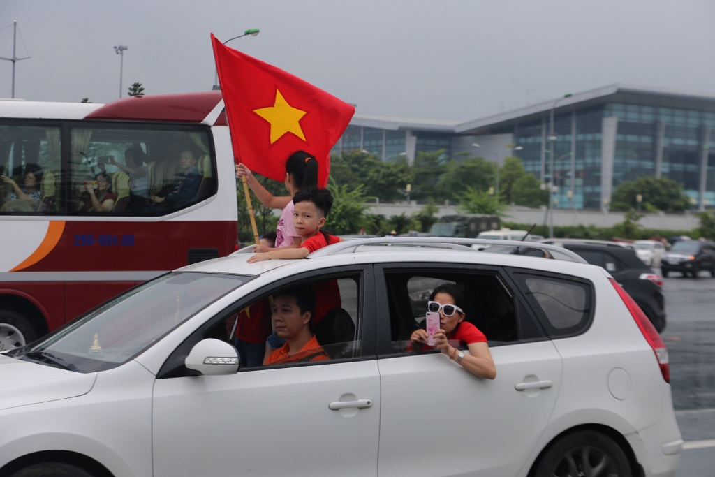 nguoi ham mo doi noc o to don doi tuyen u23 viet nam