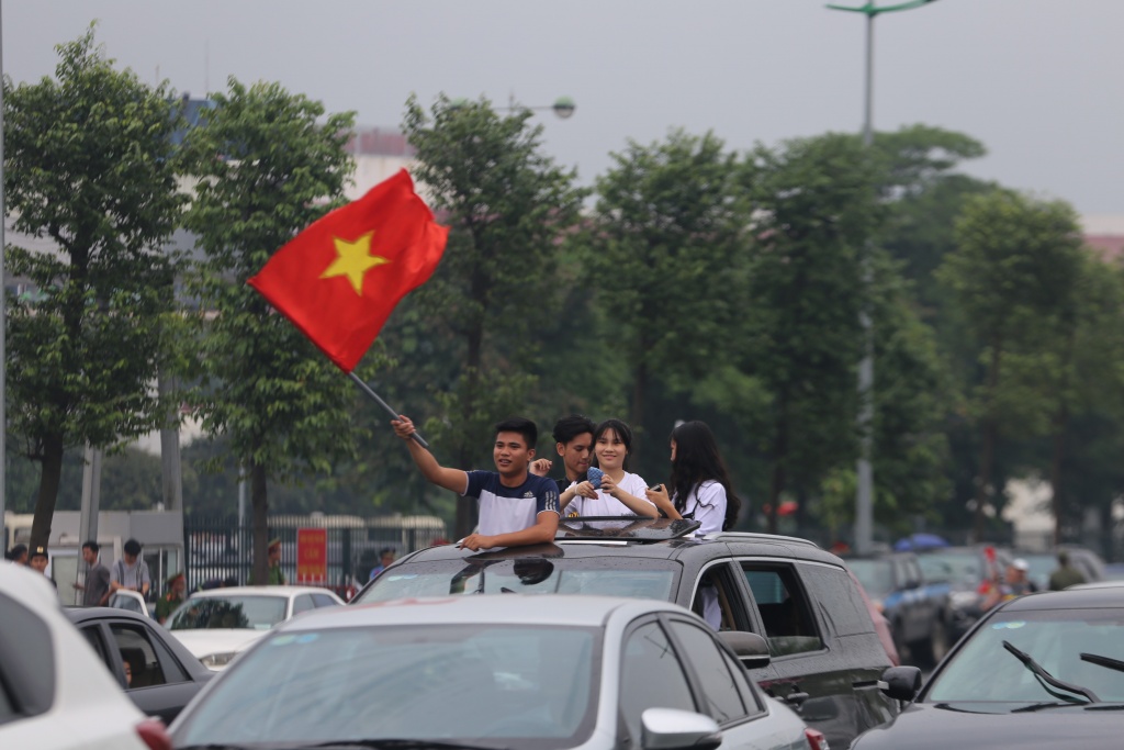 nguoi ham mo doi noc o to don doi tuyen u23 viet nam