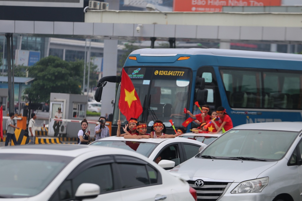 nguoi ham mo doi noc o to don doi tuyen u23 viet nam
