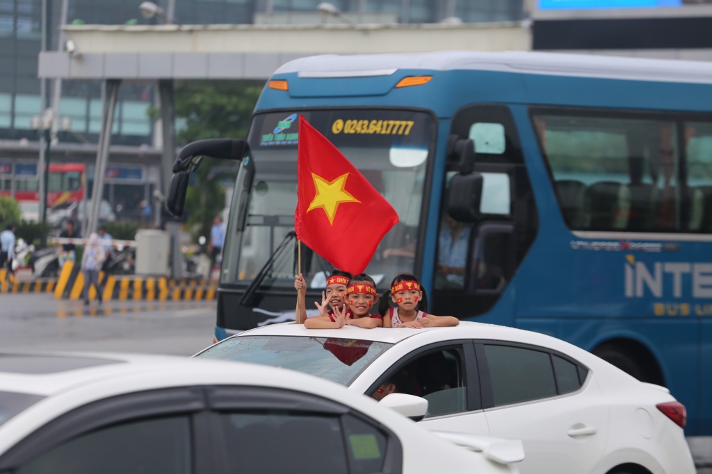 nguoi ham mo doi noc o to don doi tuyen u23 viet nam
