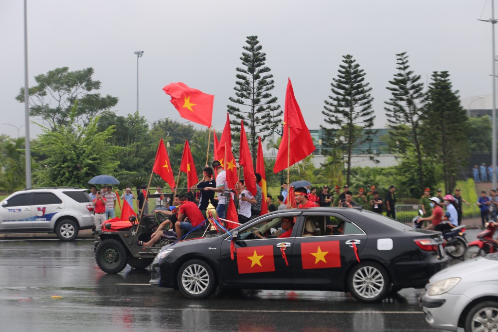 nguoi ham mo doi noc o to don doi tuyen u23 viet nam