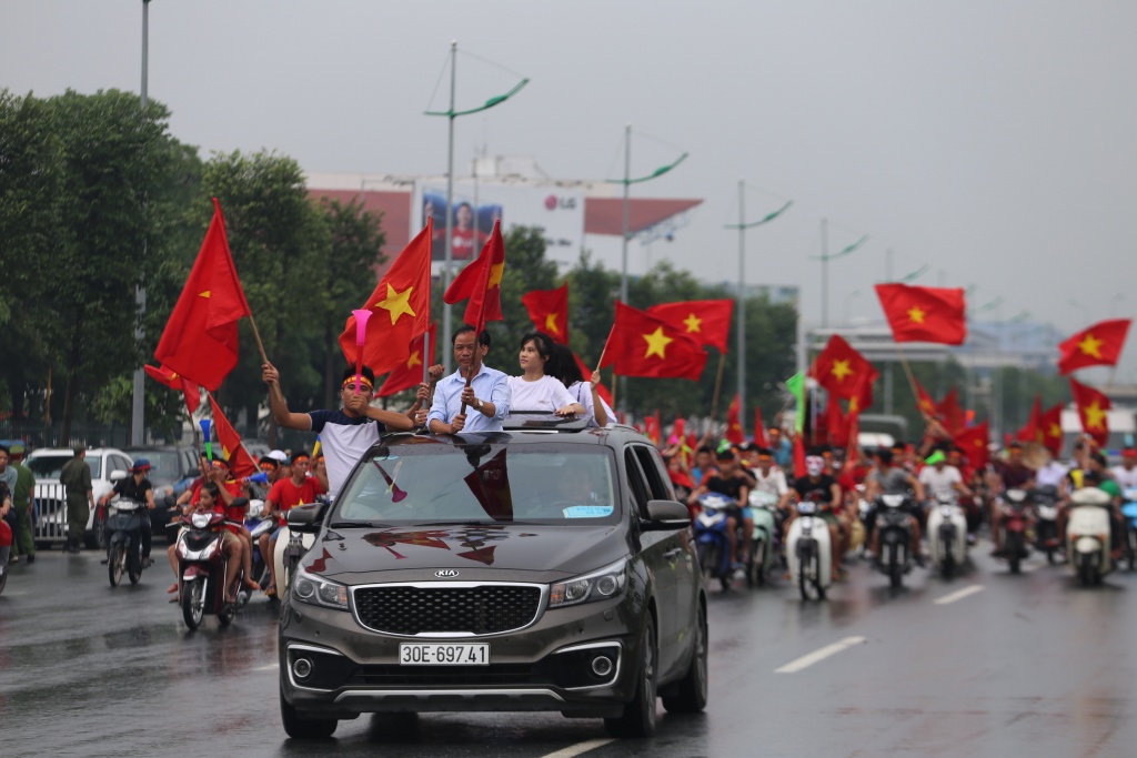 nguoi ham mo doi noc o to don doi tuyen u23 viet nam