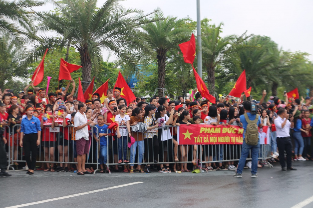 nguoi ham mo doi noc o to don doi tuyen u23 viet nam