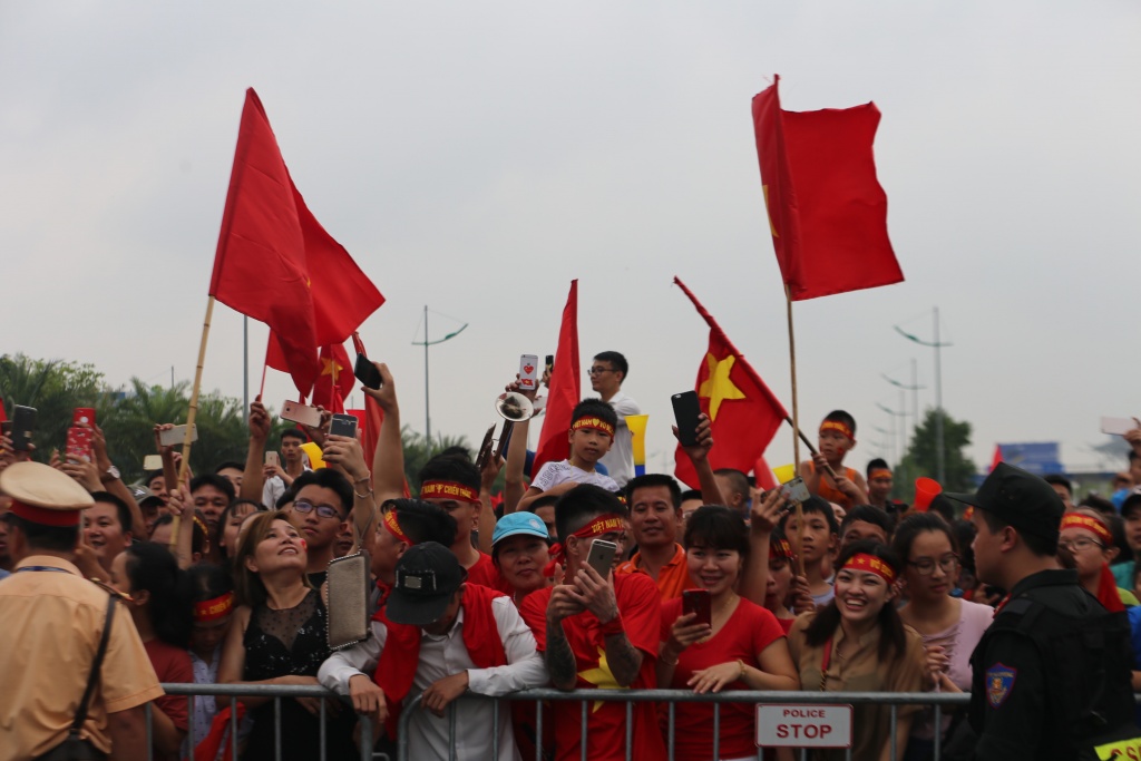 nguoi ham mo doi noc o to don doi tuyen u23 viet nam