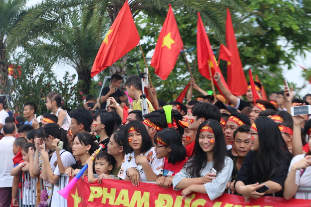 nguoi ham mo doi noc o to don doi tuyen u23 viet nam
