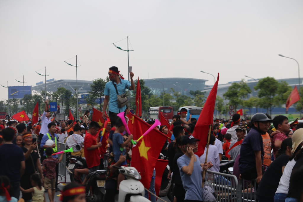 nguoi ham mo doi noc o to don doi tuyen u23 viet nam