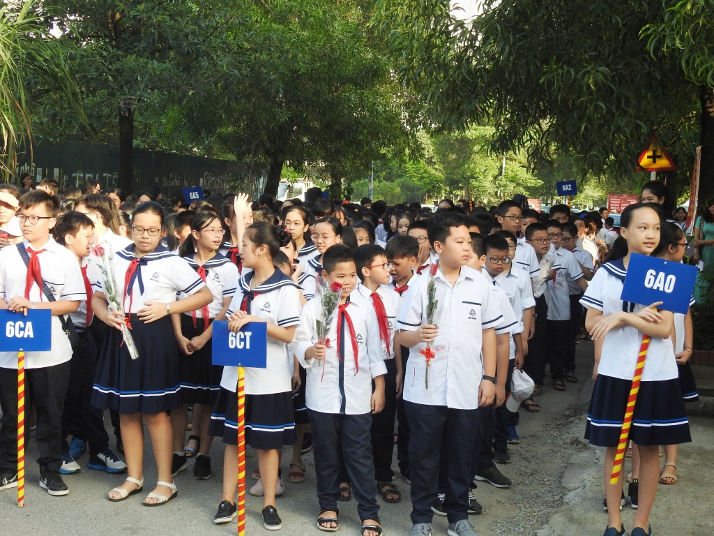 nuoc mat roi trong ngay khai giang dau tien vang bong thay van nhu cuong