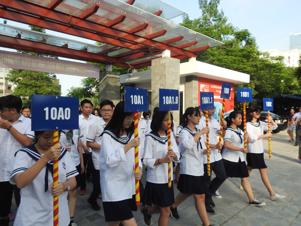 nuoc mat roi trong ngay khai giang dau tien vang bong thay van nhu cuong