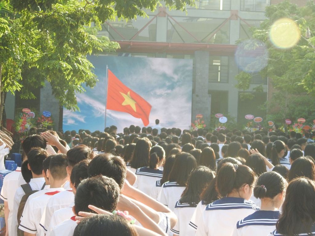 nuoc mat roi trong ngay khai giang dau tien vang bong thay van nhu cuong