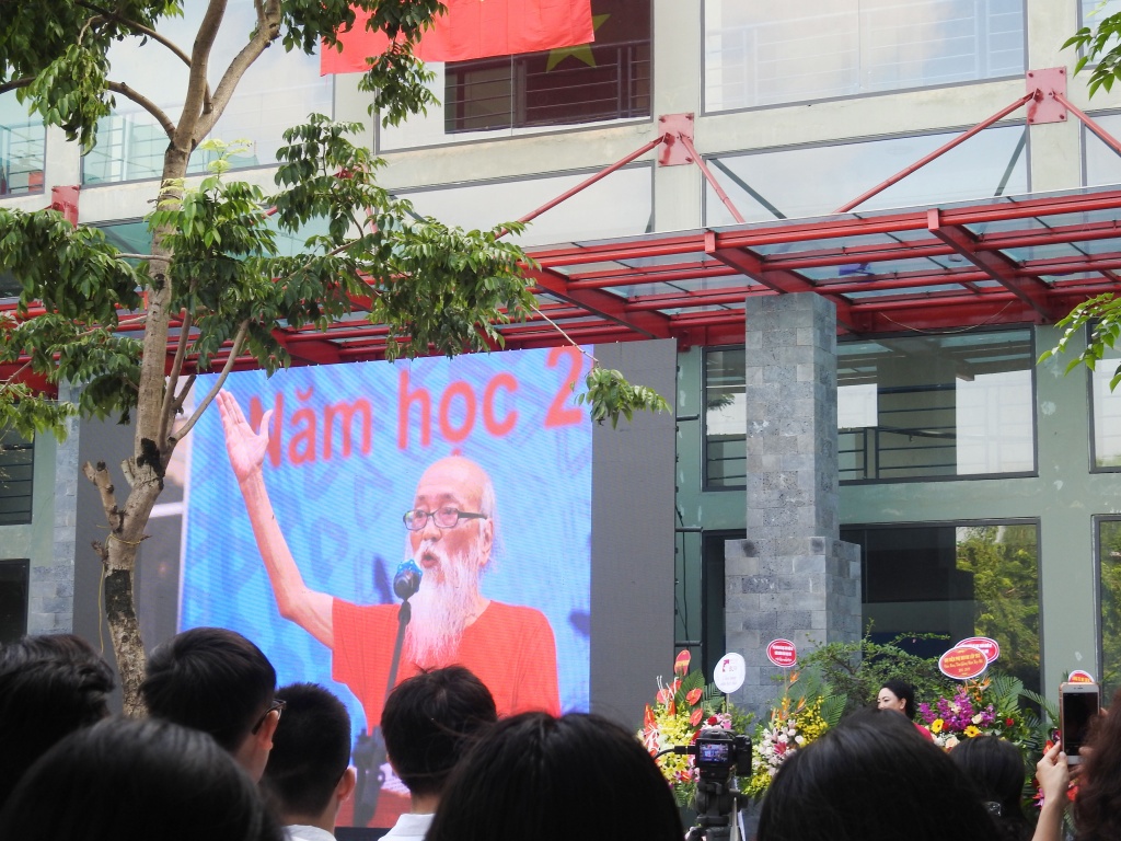 nuoc mat roi trong ngay khai giang dau tien vang bong thay van nhu cuong