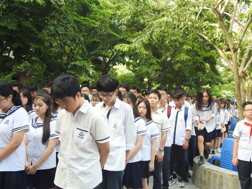 nuoc mat roi trong ngay khai giang dau tien vang bong thay van nhu cuong