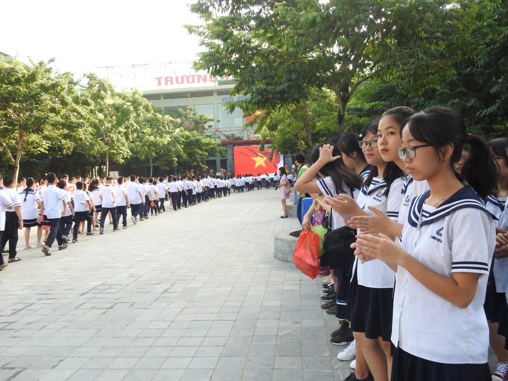 nuoc mat roi trong ngay khai giang dau tien vang bong thay van nhu cuong