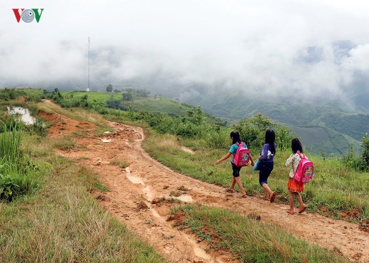 hoc sinh dien bien chui tui nilon vuot suoi lu toi truong khai giang
