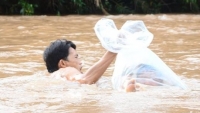 phu tho khach hang giat minh khi nhan vien cay xang bao xe wave rsx 110 do duoc 578 lit