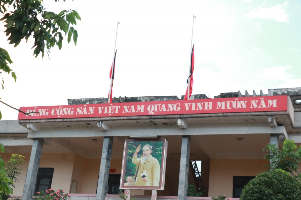 treo co ru trong le quoc tang chu tich nuoc tran dai quang tai que nha