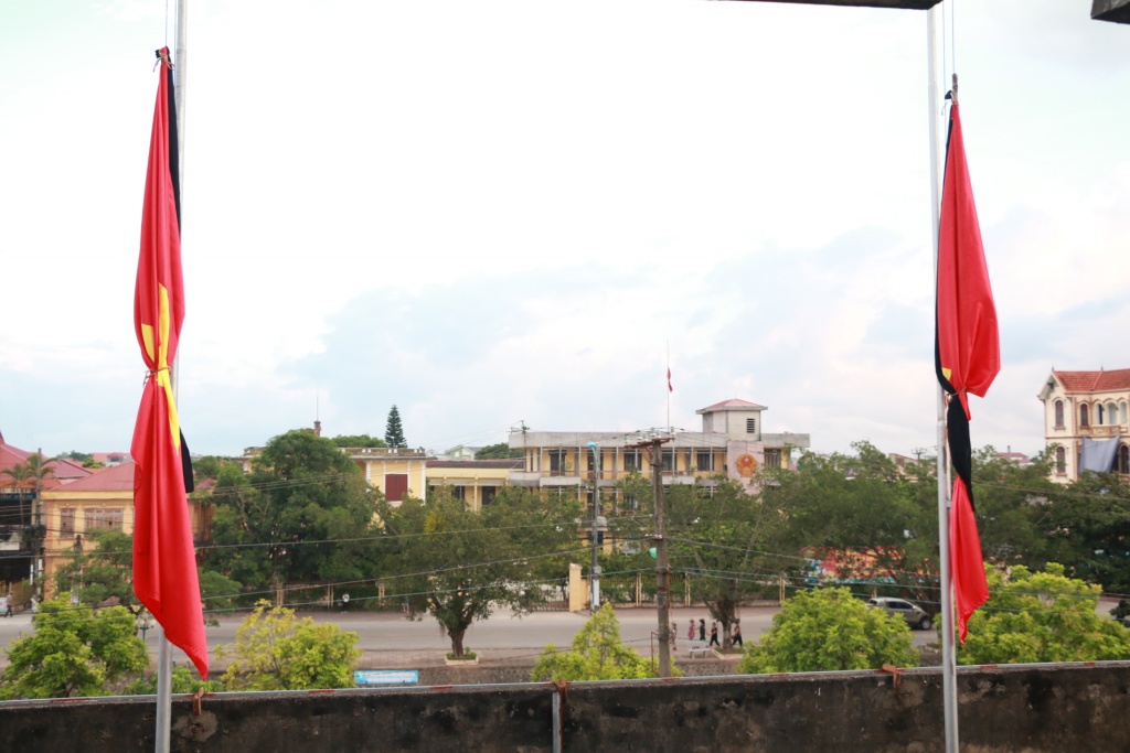 treo co ru trong le quoc tang chu tich nuoc tran dai quang tai que nha