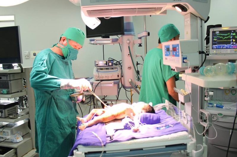 phau thuat thanh cong be trai 4 ngay tuoi bi u tuyen thuong than
