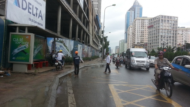 ha noi thanh sat dai nua met roi tu tren troi xuong khien nguoi di duong thot tim