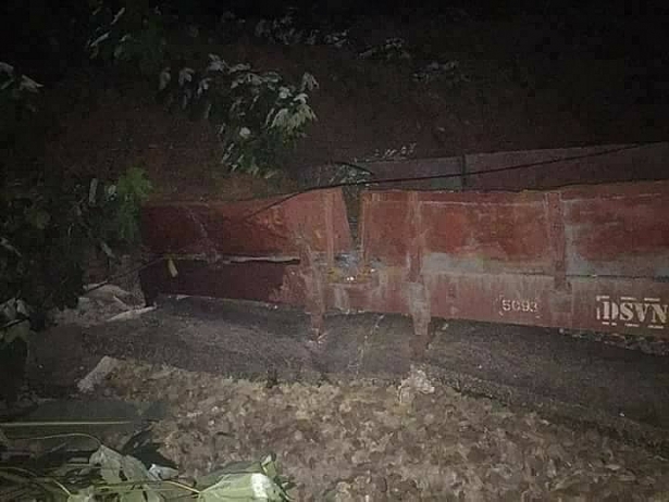 khoi dat cao 12 met rong 45 met sat lo lap vai toa tau tau tuyen ha noi lao cai dung chay