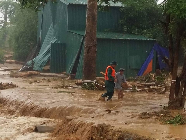 yen bai lu ve khien mot gia dinh nghi mat tich 8 ngoi nha bi sap hoan toan