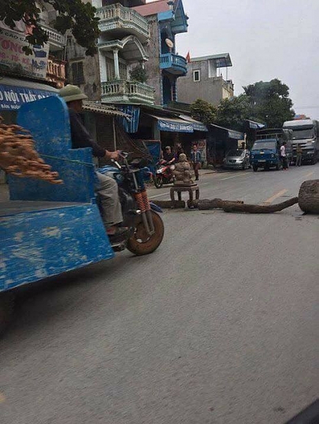buc xuc vi xe container di vao duong tranh tram bot nguoi dan mang cay chan duong
