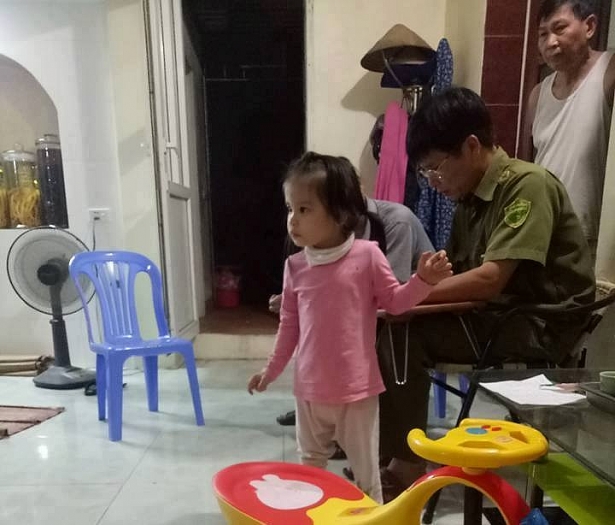 hung yen be gai 3 tuoi bi bo roi truoc cua nha dan giua dem toi