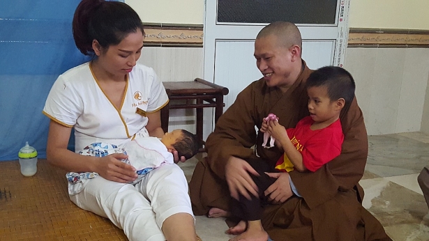 be trai 2 ngay tuoi bi bo roi o chua con khong nuoi duoc nho nha chua nuoi giup