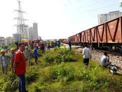 Tin nóng trong ngày 2/10: Nam tài xế lái xe buýt bằng chân; ô tô va chạm với tàu hỏa bị kéo xa 20 mét