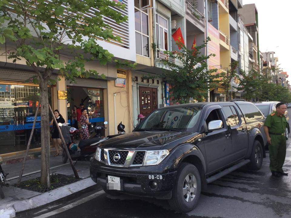 quang ninh vao ngan hang giao dich sau 5 phut ra thi thay o to vo kinh cua bao mat 35 ti dong