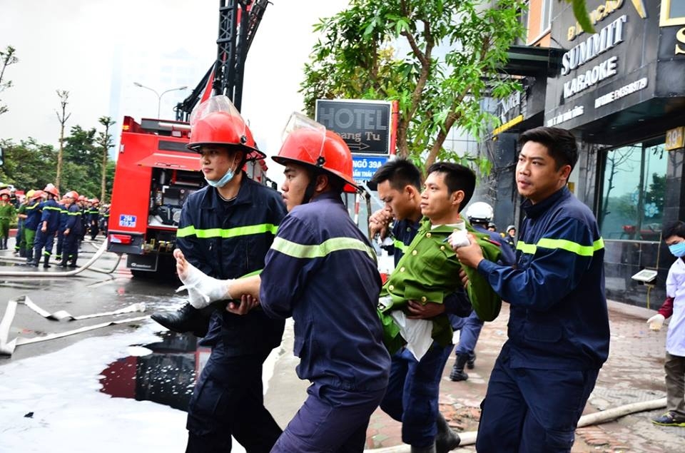 Vụ cháy ở phố Trần Thái Tông: Cận cảnh chiến sĩ PCCC 'chiến đấu' với giặc lửa can canh chien si pccc vat lon voi giac lua
