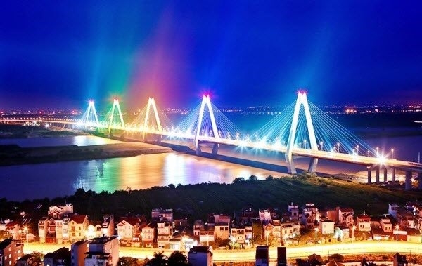 ha noi lap den led doi mau tren cau nhat tan