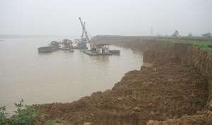 phu tho nu p bo ng ba i bo c xe p ha ng ho a ngang nhien khai tha c ca t tra i phe p